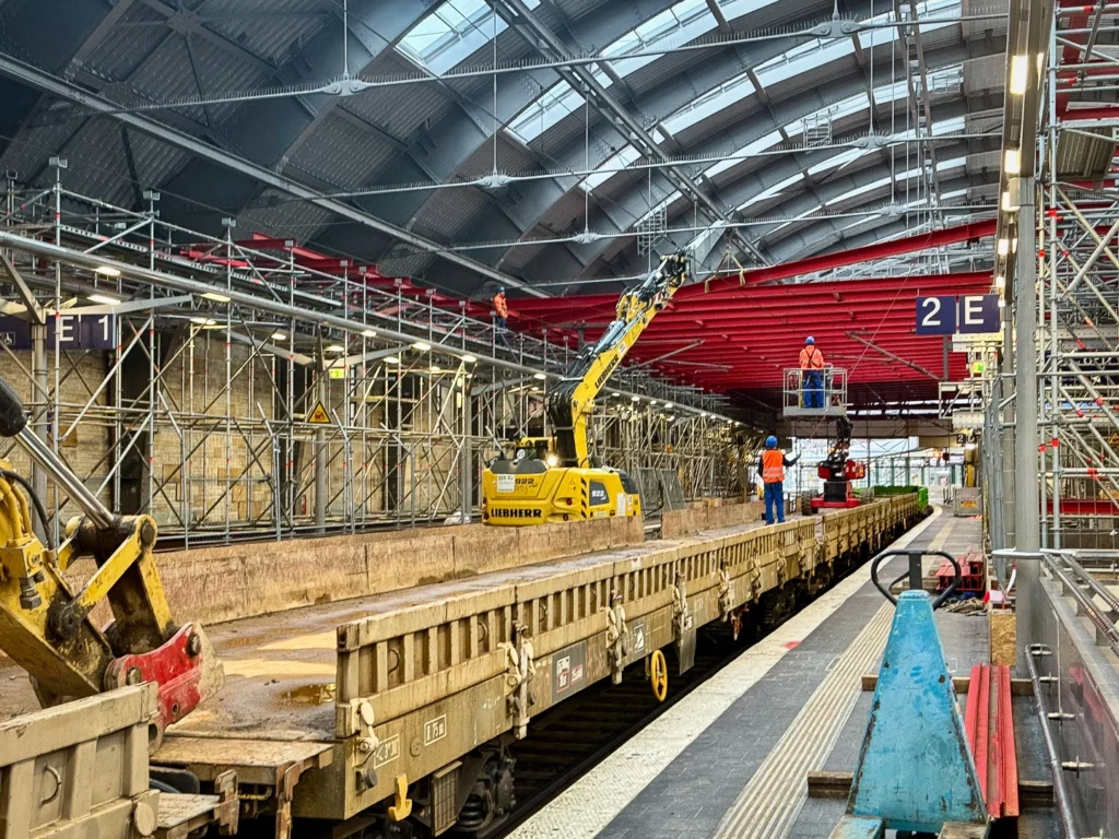 Beginn der Abbauarbeiten der Arbeitsplattform im Berliner Ostbahnhof