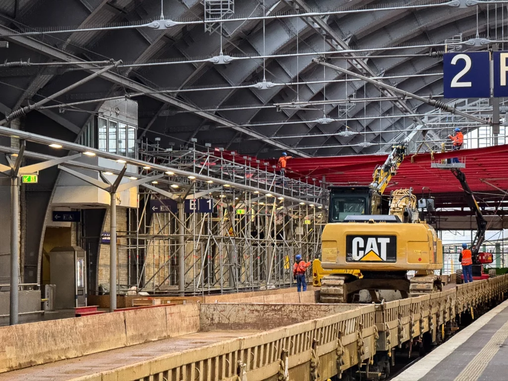 Abbauarbeiten der Arbeitsplattform im Berliner Ostbahnhof