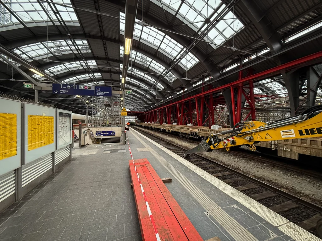 Abbauarbeiten der Arbeitsplattform im Berliner Ostbahnhof