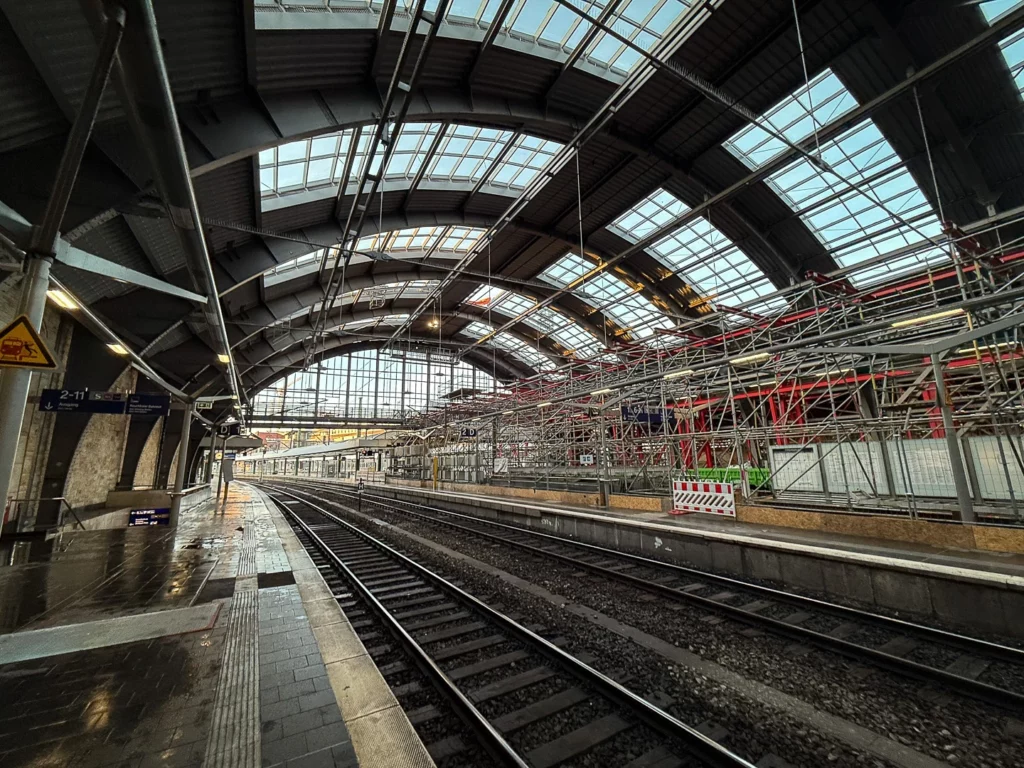 Die südliche Halle des Berliner Ostbahnhofes erstrahl im Tageslicht