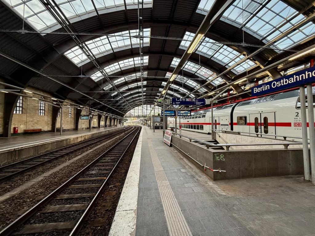 Berlin Ostbahnhof Bahnsteig ohne Baugerüste