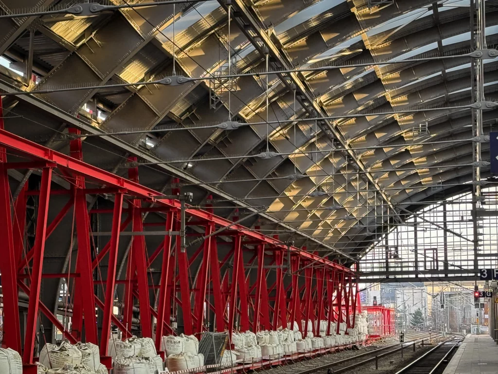 Sonnenlicht fällt durch das neue Hallendach ein